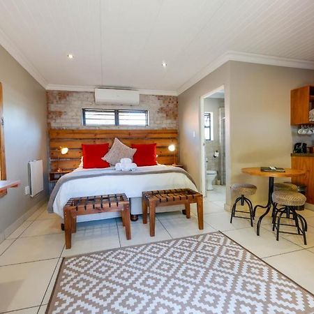 Touching Senses Garden Cottages Bloemfontein Buitenkant foto